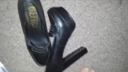 Loafer mit klobigem Absatz, die mit einer riesigen Last bedeckt sind