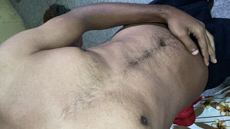 Ein indischer sexy Körper zeigt heiße und sexy Bauchmuskeln, die dich zum heftigen Orgasmus bringen