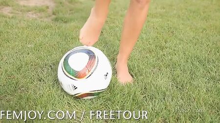 Femjoy präsentiert eine Zusammenstellung von Nacktaufnahmen im Freien