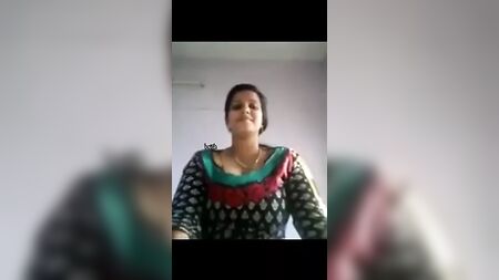 Tamilisches Mädchen mit großen Brüsten