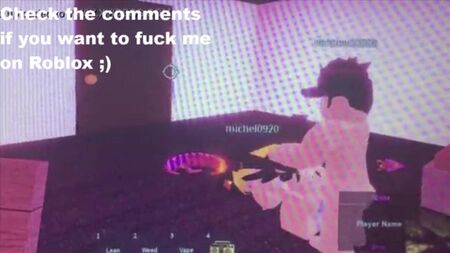 Ein geiler, schlanker Typ vögelt ein unschuldiges Mädchen in einer Roblox-Wohnung