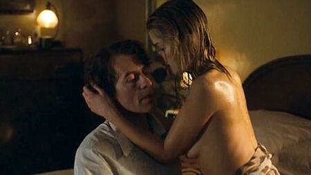 Rosamund Pike mit nackten Brüsten in „Fugitive Pieces“ – ScandalPlanetCom
