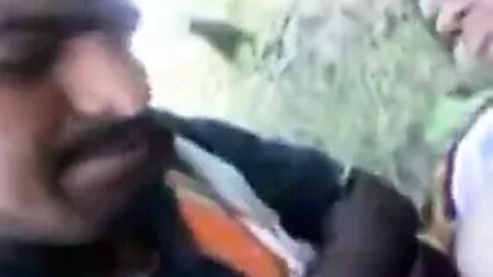 Ein schlaues Mädchen aus Südindien versucht, sich mit ihrem Freund zu vergnügen