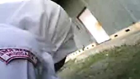 Indonesien – Frau mit Kopftuch hat hinter einem Gebäude Sex