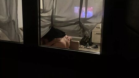 Voyeur erwischt Paar beim Sex durch das Fenster – spionierender Nachbar