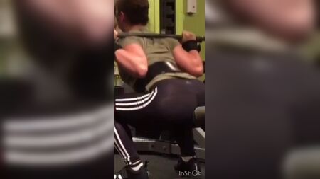 Die Freundin trägt adidas-Leggings 3