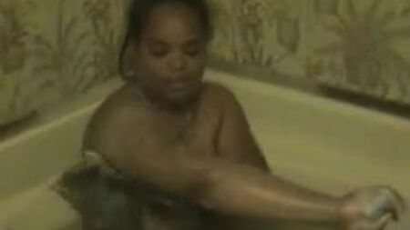 Amateur-Video: Schwarze BBW in der Badewanne