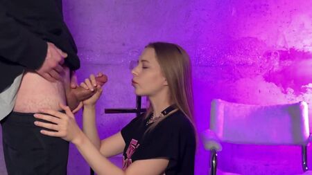 Willst du Pornoschauspielerin werden? Zeigen Sie zunächst, wie Sie einen Schwanz lutschen können!