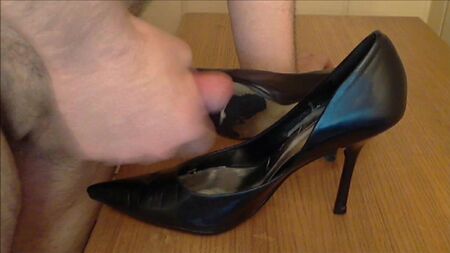 Eine riesige Spermaladung in den „Guess Carrie“-Stiletto-Pumps