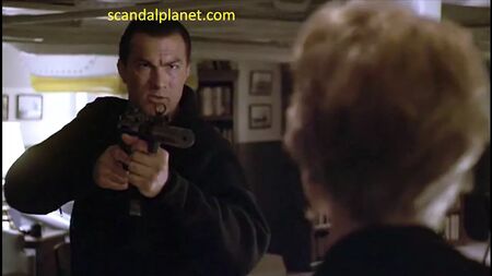 Erika Eleniaks Nacktszene in „Under Siege“ – ScandalPlanet.Com