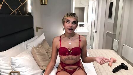 Angel Jules X – Tschechischer Femboy nimmt einen 33-cm-Schwanz und Sperma