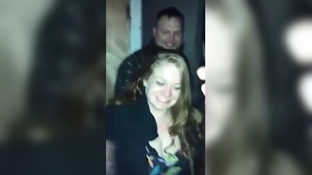 Die Frau eines Freundes zeigt vor all seinen Freunden ihre Brüste
