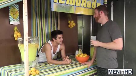 Johnny Rapid lässt sich seinen jungen Arsch in der Öffentlichkeit ficken