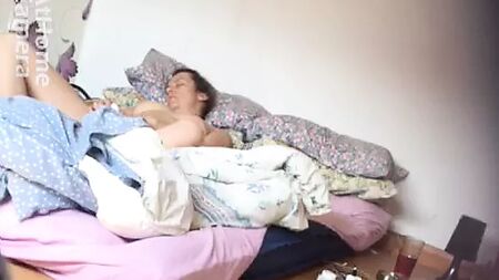 Frau masturbiert – versteckte Kamera