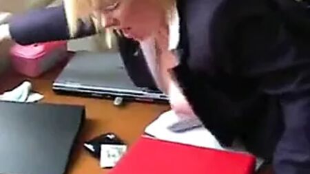 Donna X, die Sekretärin, wurde gefickt