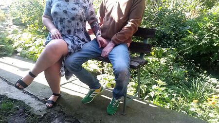 Geile Schwiegermutter leckt sich nach einem Handjob im Freien das Sperma von den Fingern