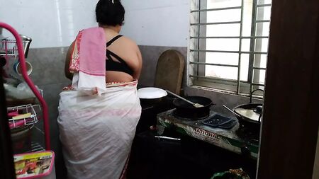 (Tamil Maa Ki Jabardast Chudai Beta) Heiße Stiefmutter wird in der Küche gefickt – Hindi-Tonspur