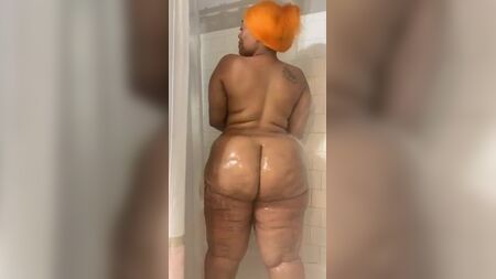 Solo mstell93 alias synsationn – Dusche mit riesigem Hintern