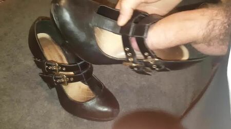 Sperma auf den Mary-Jane-Pumps meiner Frau