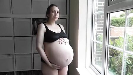 Riesiger Babybauch mit Zwillingen