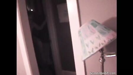 Babysitterin fickt einen Typen bei der Arbeit