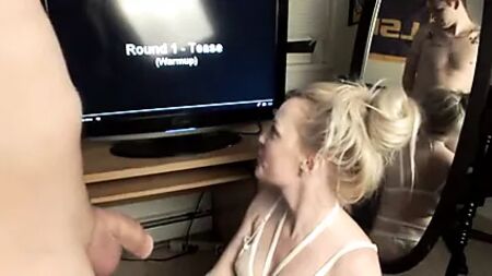 Blowjob und Sperma im Mund beim Pornoschauen