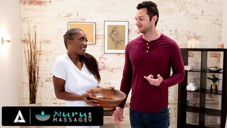 NURU-MASSAGE – Heiße dunkelhäutige Schönheit treibt es mit ihrer Kurspartnerin aus dem Yoga-Kurs