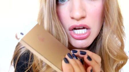 Justine Erazik (iJustine) beim Twerking-Tanz