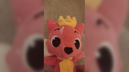 Sperma auf einem PinkFong-Plüschtier