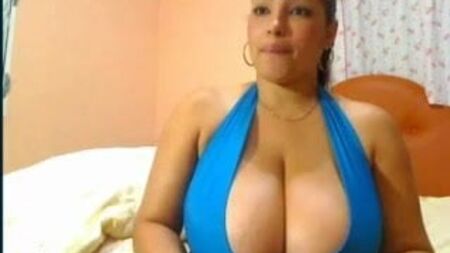 Webcam mit riesigen Latina-Brüsten