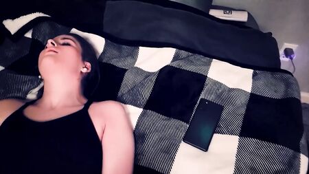 Die Tochter meines Kumpels lässt mich zusehen, wie sie masturbiert, bis sie zum Orgasmus kommt