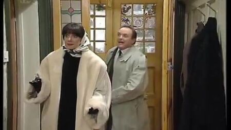 Belinda Lang und Lynda Bellingham zeigen etwas Bein