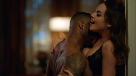 Elizabeth Gillies’ Dekolleté in einer Szene auf ScandalPlanet.Com