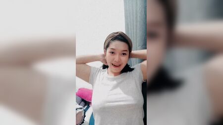 Mery Safitri live auf Instagram: große Brüste ohne BH
