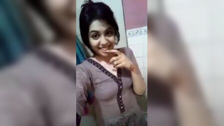 Nacktshow eines tamilischen Mädchens