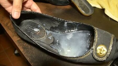 Riesige Spermaladung auf flachen Schuhen von Coach