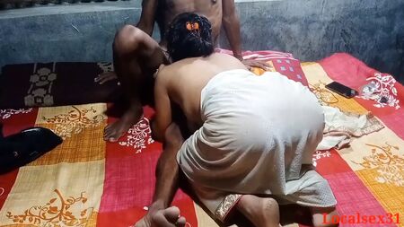 Indische Dorf-Bhabhi-XXX-Videos mit einem Bauern im Badezimmer
