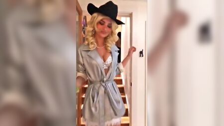 Emily Ratajkowski in einem sexy Cowgirl-Kostüm