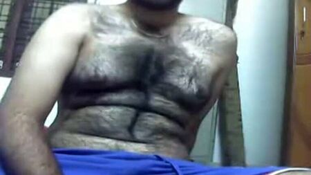 Ein behaarter, hellhäutiger indischer Mann aus Telugu