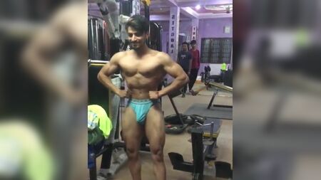 Desi-Hunk mit Beule in der Hose