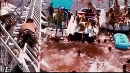 Promi Kelly Brook nackt und nass in „Piranha 3D“