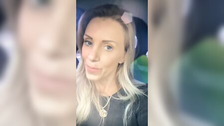 Reiche Blondine landet im Internet, während sie sich in den Arsch ficken lässt