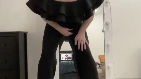 Ein Jumpsuit mit Rüschen für den Abend, getragen von einem Trans-Sissy-Boy, bereit für die Nacht
