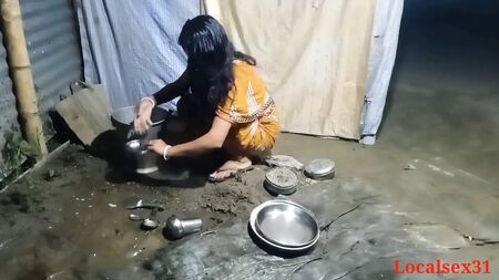 Indian localsex31: Die Schwägerin wusch gerade das Geschirr, als ihr Schwager sie wie ein Pferd bestieg