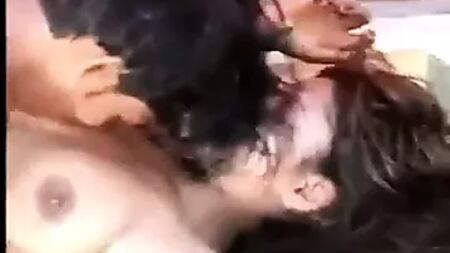 Sex mit einem jungfräulichen Desi-Mädchen
