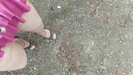 Sissy ist in ihrem Outfit eingesperrt und festgeklemmt und muss erniedrigende Aufgaben erledigen