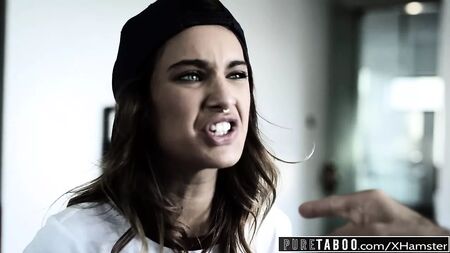 PURE TABOO: Die Teenagerin Uma Jolie wird dazu verleitet, mit ihrem Stiefbruder zu schlafen