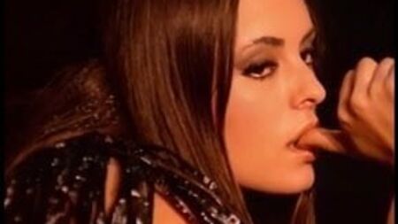 RED ROSE EROTIC CABARET – Vintage-Striptease-Schönheit