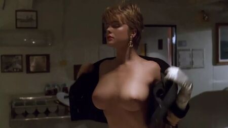 Erika Eleniak oben ohne & Po