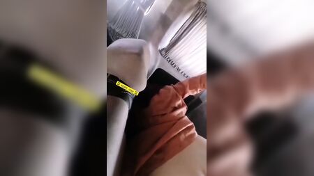 Hakan nimmt die Frau mit dem Kopftuch im Auto von hinten